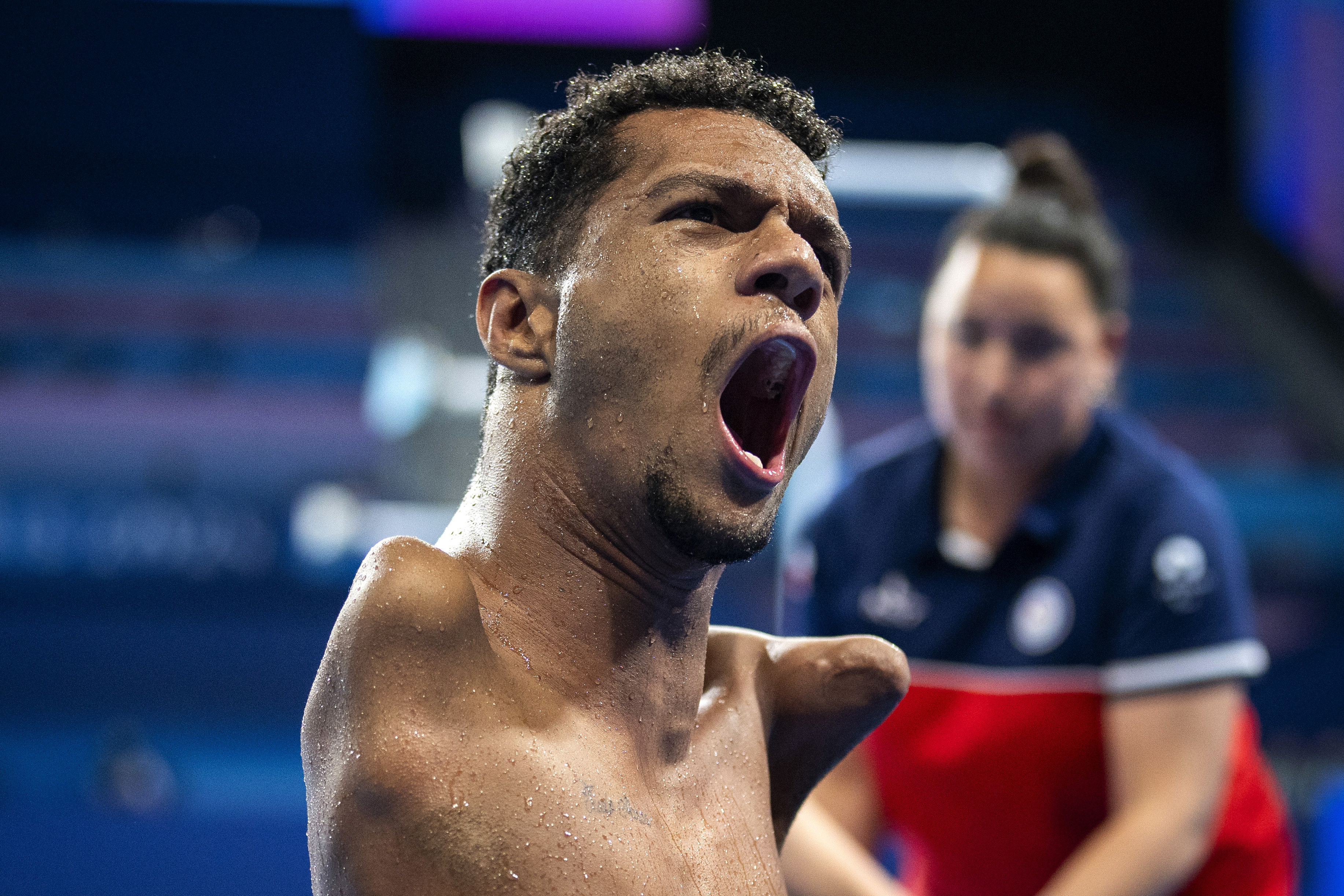 Paralympic athlete Santos Araujo, of Brasil, celebrates after winning the men's 200 m Freestyle -S2 final, during the 2024 Paralympics, Monday, Sept. 2, 2024, in Paris, France.