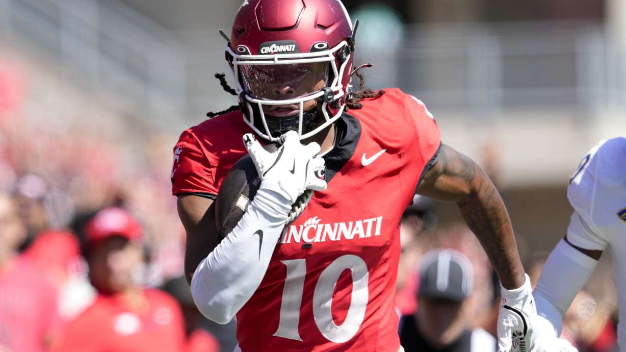 Cincinnati wide receiver Jamoi Mayes (10) makes a catch for a touchdown during the first half of an NCAA college football game against Pittsburgh, Saturday, Sept. 7, 2024, in Cincinnati.
