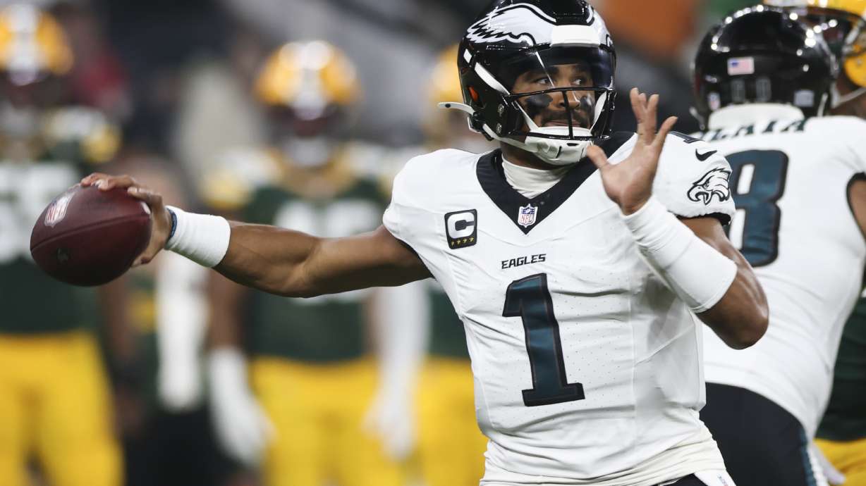 Philadelphia Eagles quarterback Jalen Hurts (1) passes against the Green Bay Packers during the first half of an NFL football game, Friday, Sept. 6, 2024, at the Neo Quimica Arena in Sao Paulo.
