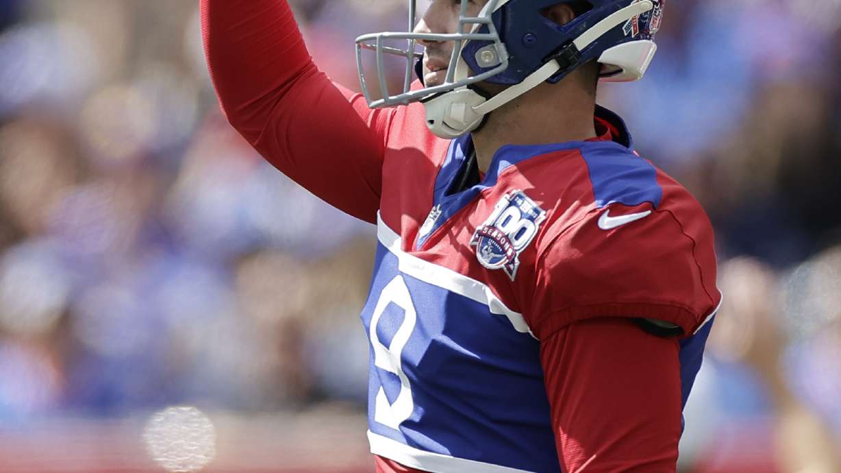 New York Giants place kicker Graham Gano (9) points after making a field goal during the first half of an NFL football game against the Minnesota Vikings, Sunday, Sept. 8, 2024, in East Rutherford, N.J.