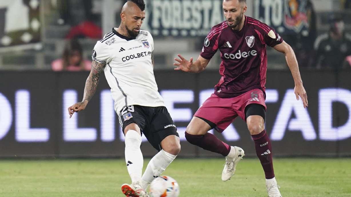 Arturo Vidal of Chile's Colo Colo, left, and German Pezella of Argentina's River Plate battle for the ball during a Copa Libertadores quarterfinal first leg soccer match in Santiago, Chile, Tuesday, Sept. 17, 2024.