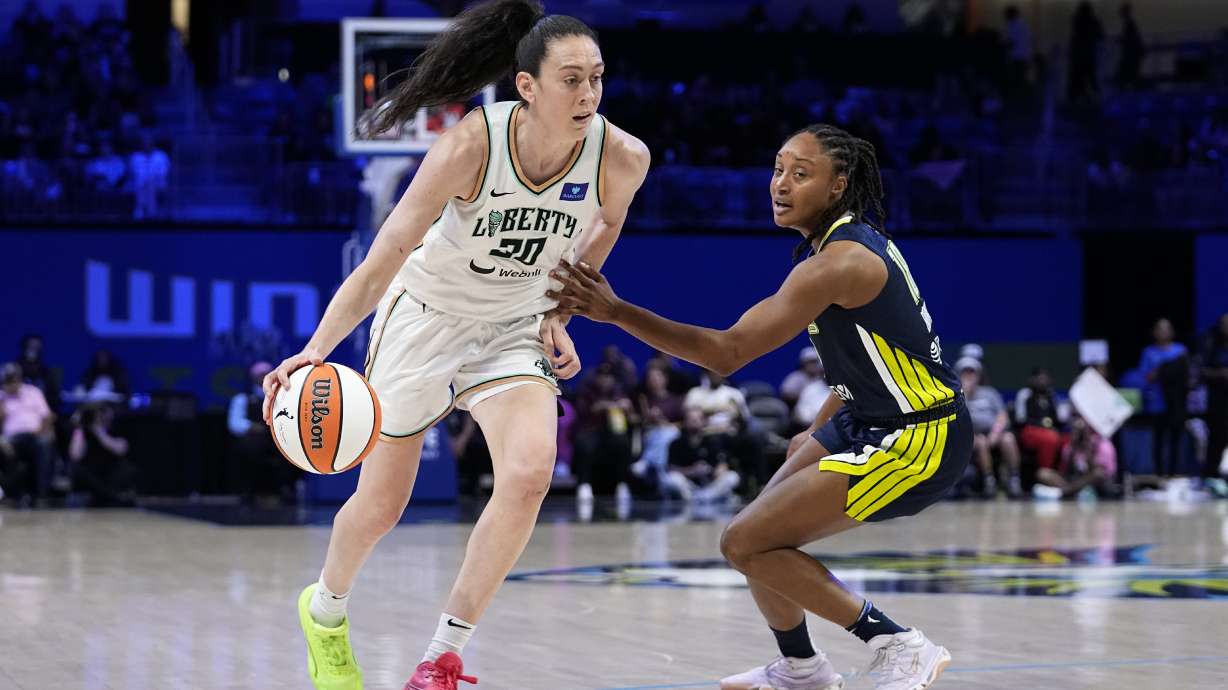 New York Liberty guard Sabrina Ionescu (20) works against Dallas Wings guard Jaelyn Brown, right, in the second half of a WNBA basketball game, Thursday, Sept. 12, 2024, in Arlington, Texas.