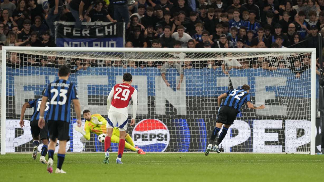 Atalanta's Mateo Retegui, right, misses to score a penalty during the Champions League opening phase soccer match between Atalanta and Arsenal at the Bergamo's stadium in Bergamo, Italy, Thursday, Sept. 19, 2024.
