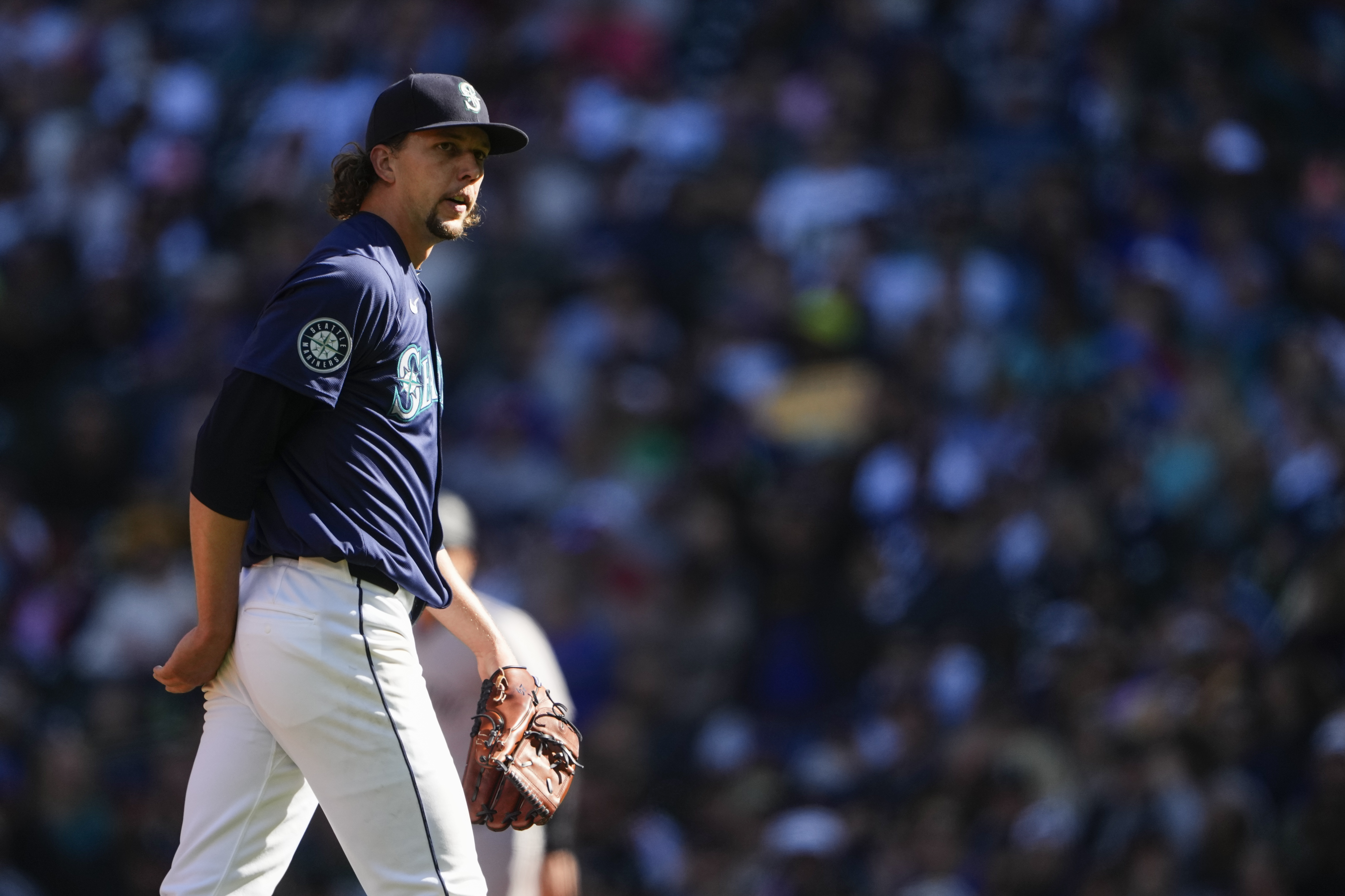 Logan Gilbert reaches 200 Ks, Mariners stay on edge of playoff race with 3-2 win over Yankees