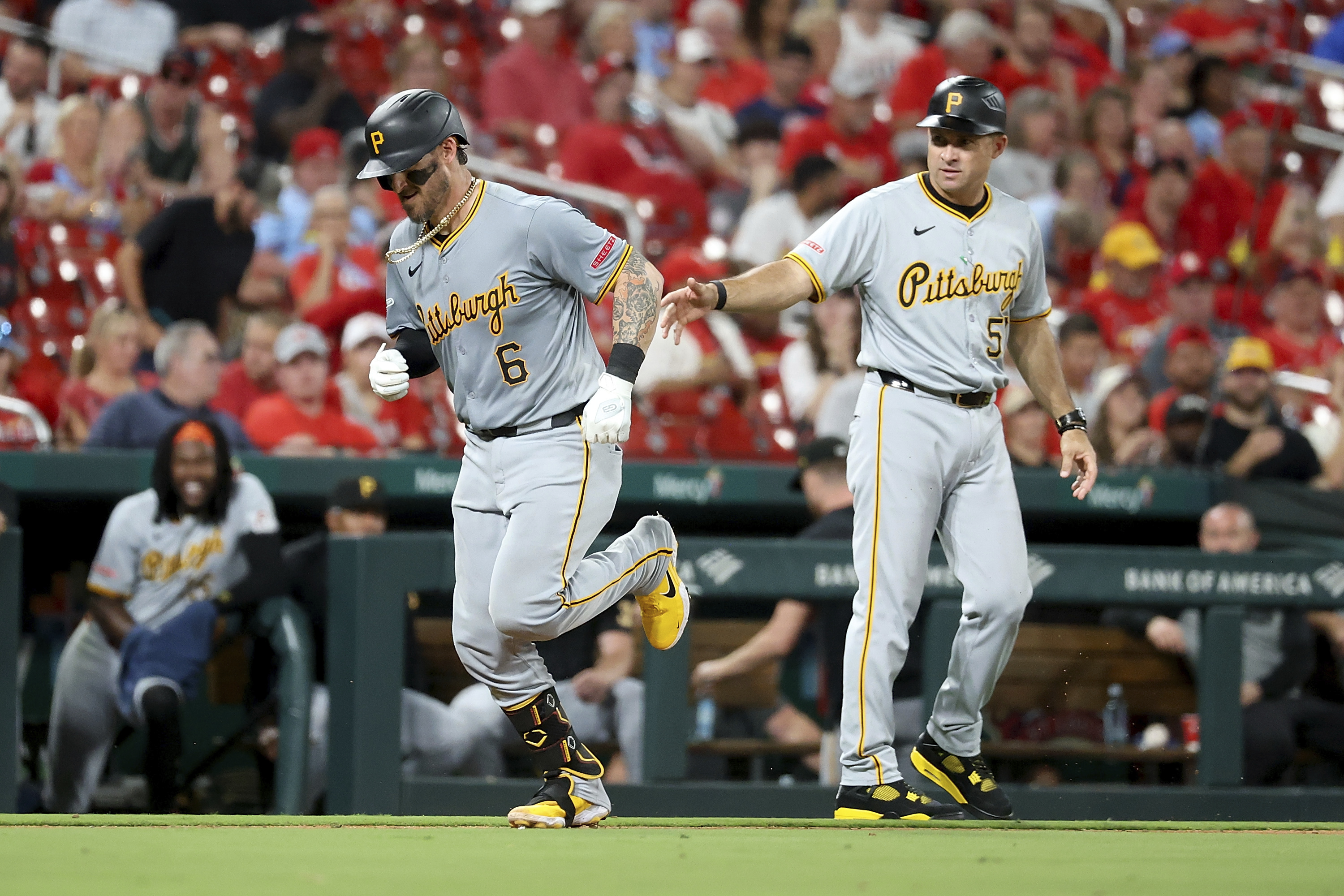 Grandal homers, Gonzales gets an RBI single in the 8th to push Pittsburgh past St. Louis 3-2