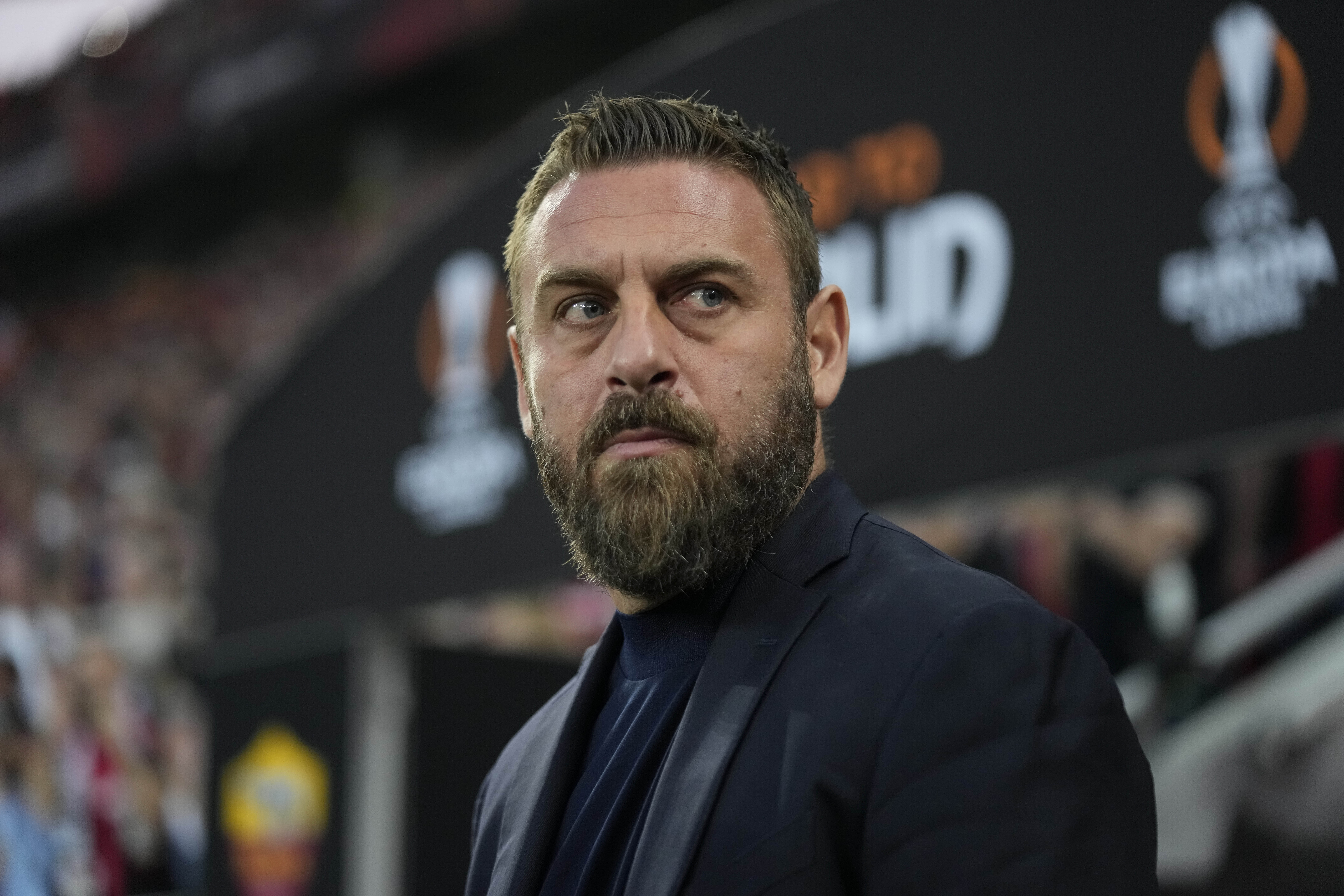 FILE - Roma's head coach Daniele De Rossi waits for the start of the Europa League second leg semi-final soccer match between Leverkusen and Roma at the BayArena in Leverkusen, Germany, Thursday, May 9, 2024.