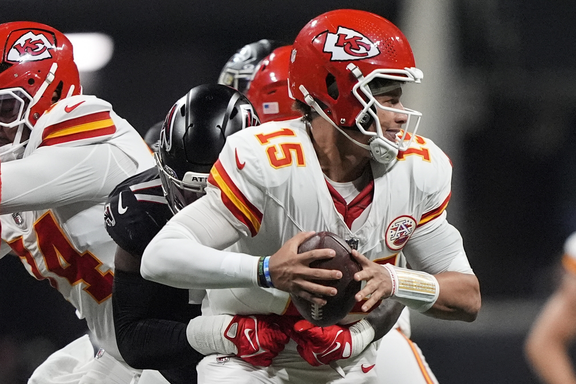 Mahomes throws 2 touchdown passes and the Chiefs' defense preserves a 22-17 win over the Falcons