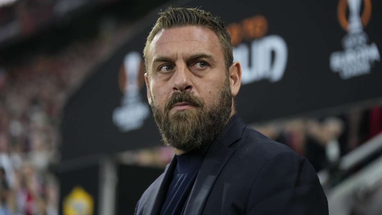 FILE - Roma's head coach Daniele De Rossi waits for the start of the Europa League second leg semi-final soccer match between Leverkusen and Roma at the BayArena in Leverkusen, Germany, Thursday, May 9, 2024.