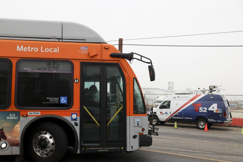 Passenger killed when gunman hijacks bus, leads police on downtown Los Angeles chase 