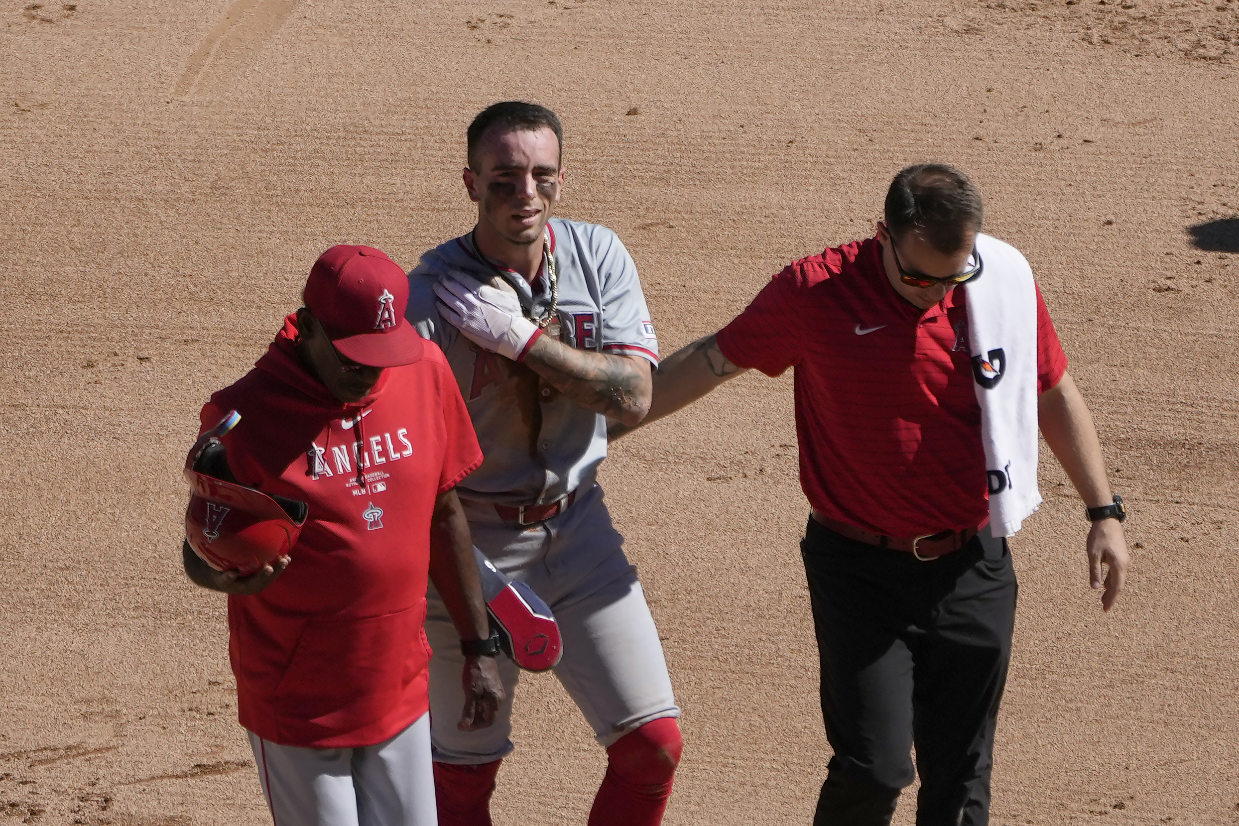 Angels shortstop Zach Neto departs with right shoulder injury