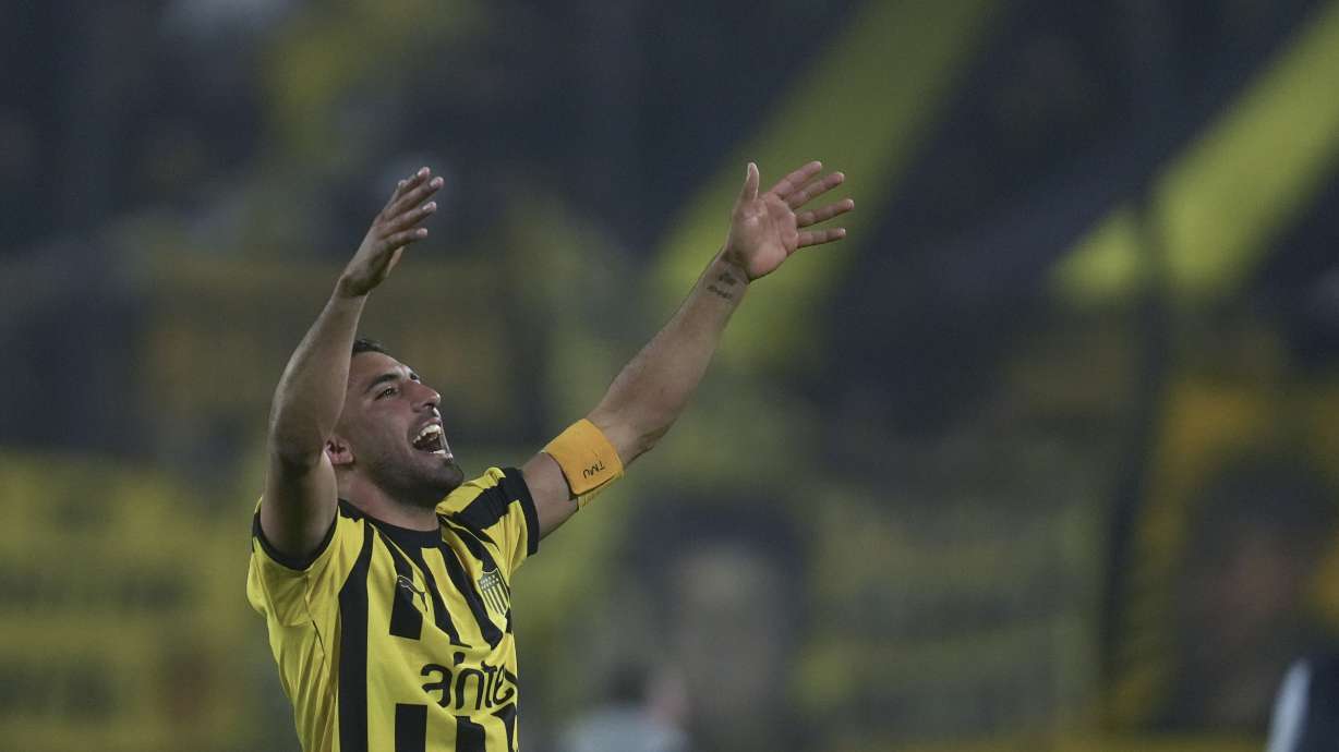 Maximiliano Olivera of Uruguay's Penarol, celebrates at the end of a Copa Libertadores quarter final second leg soccer match against Brazil's Flamengo at Campeon del Siglo Stadium in Montevideo, Uruguay, Thursday, Sept. 26, 2024.