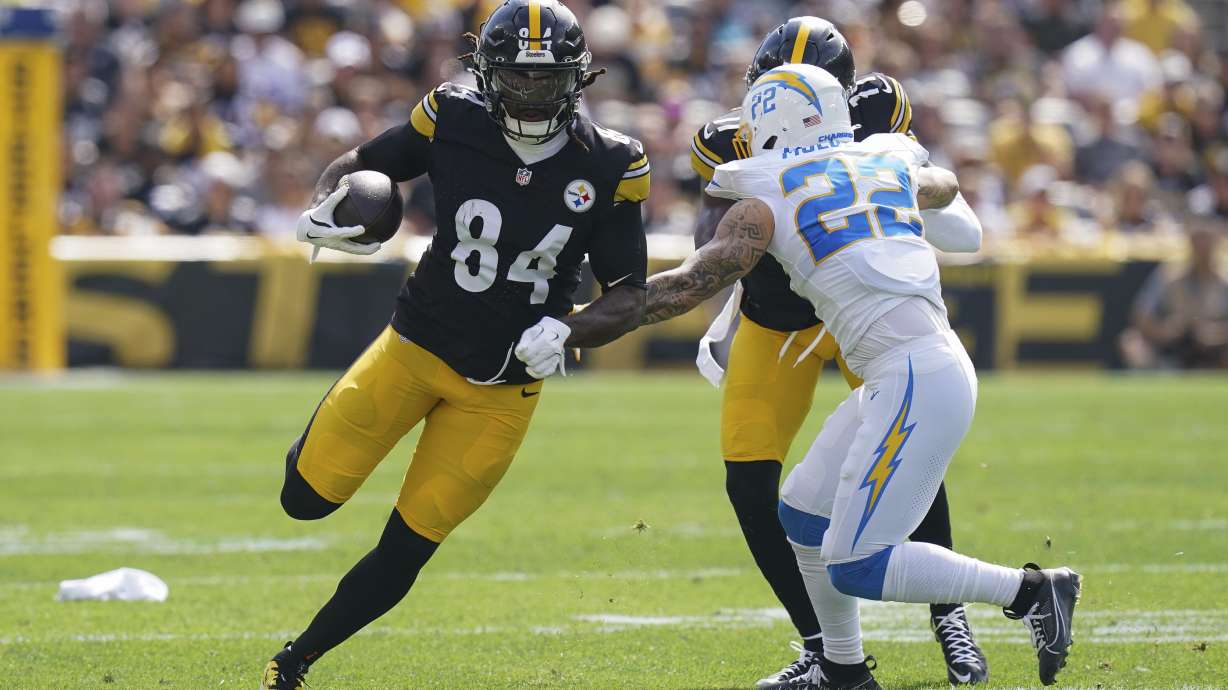 Pittsburgh Steelers running back Cordarrelle Patterson (84) runs the ball during the first half of an NFL football game against the Los Angeles Chargers, Sunday, Sept. 22, 2024, in Pittsburgh.