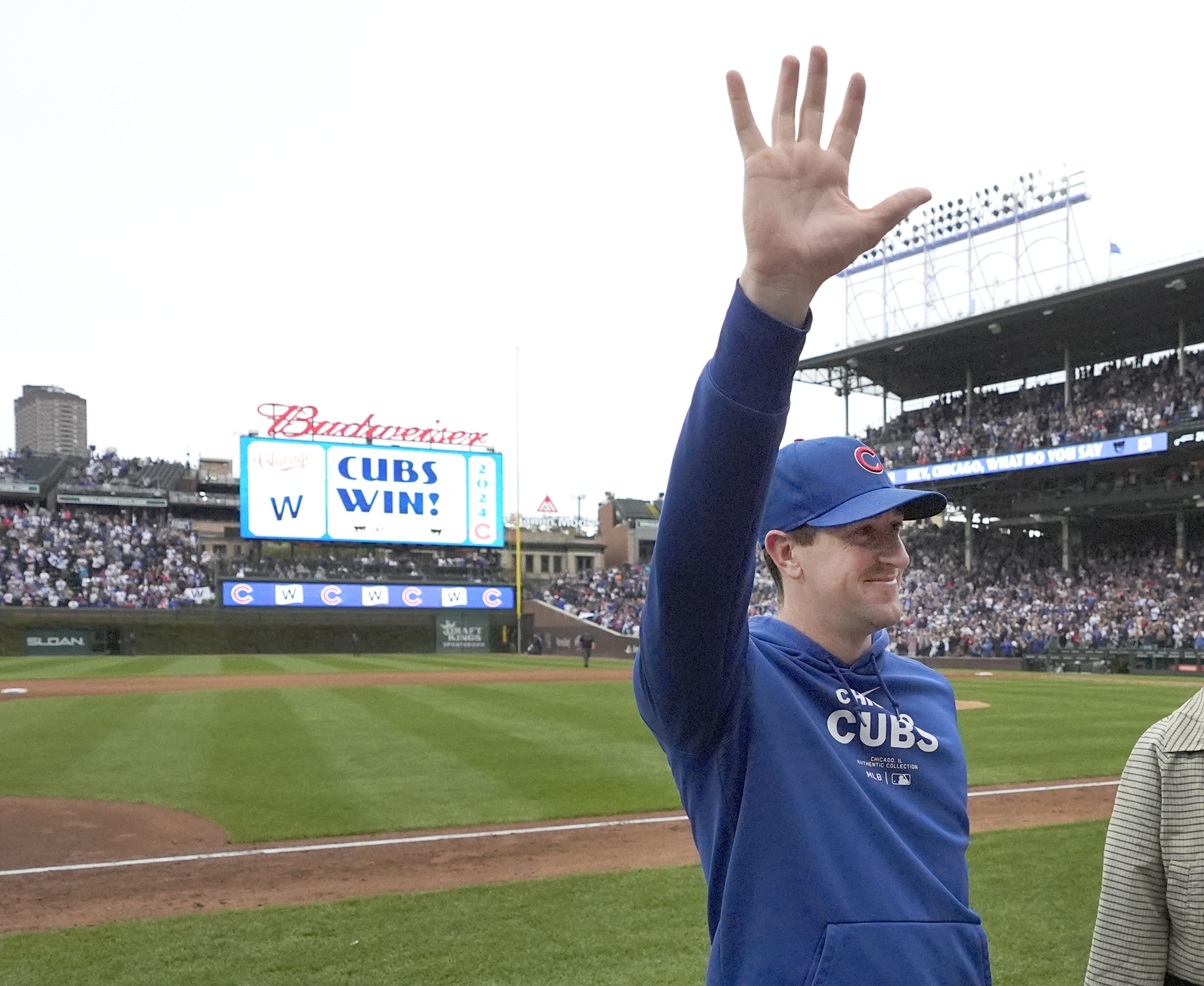 Chicago Cubs starting pitcher Kyle Hendricks acknowledger the crowds applause after the team's 3-0 win over the Cincinnati Reds in a baseball game Saturday, Sept. 28, 2024, in Chicago.