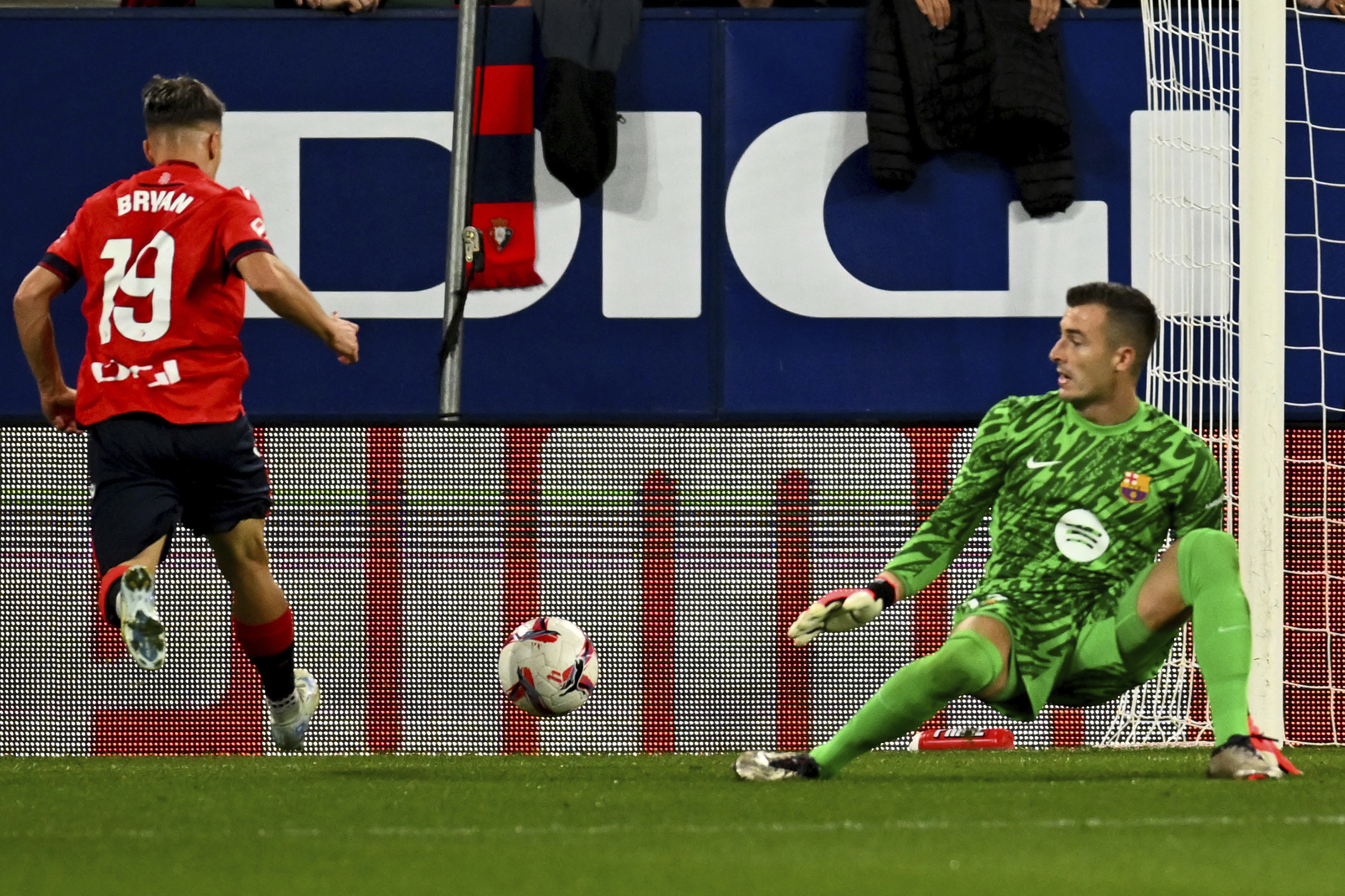 Osasuna stuns Barcelona 4-2 and stops it from tying club record for best season start