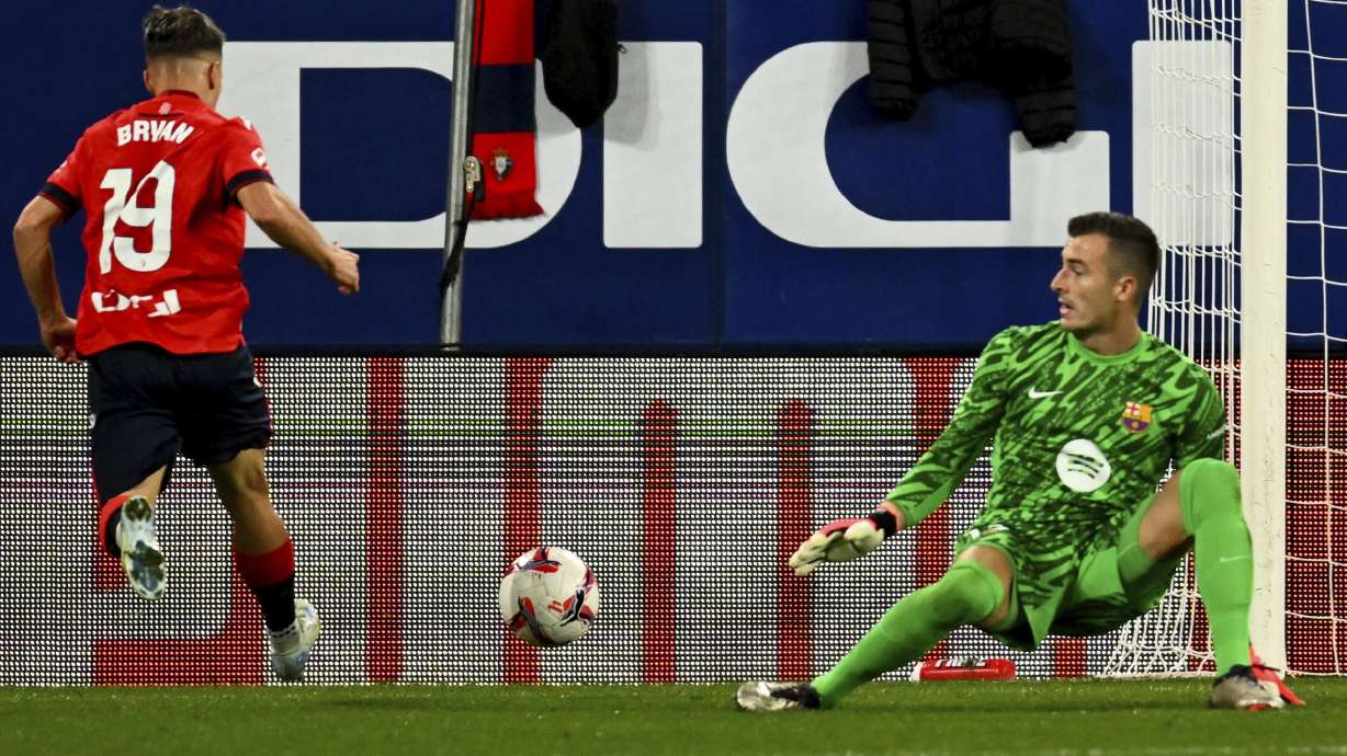 Osasuna's Bryan Zaragoza scores his side's second goal during a Spanish La Liga soccer match between Osasuna and Barcelona at El Sadar stadium in Pamplona, Spain, Saturday, Sept. 28, 2024.