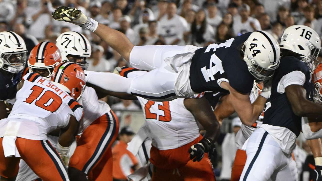 Penn State tight end Tyler Warren (44) scores a touchdown against Illinois during the first quarter of an NCAA college football game, Saturday, Sept. 28, 2024, in State College, Pa.