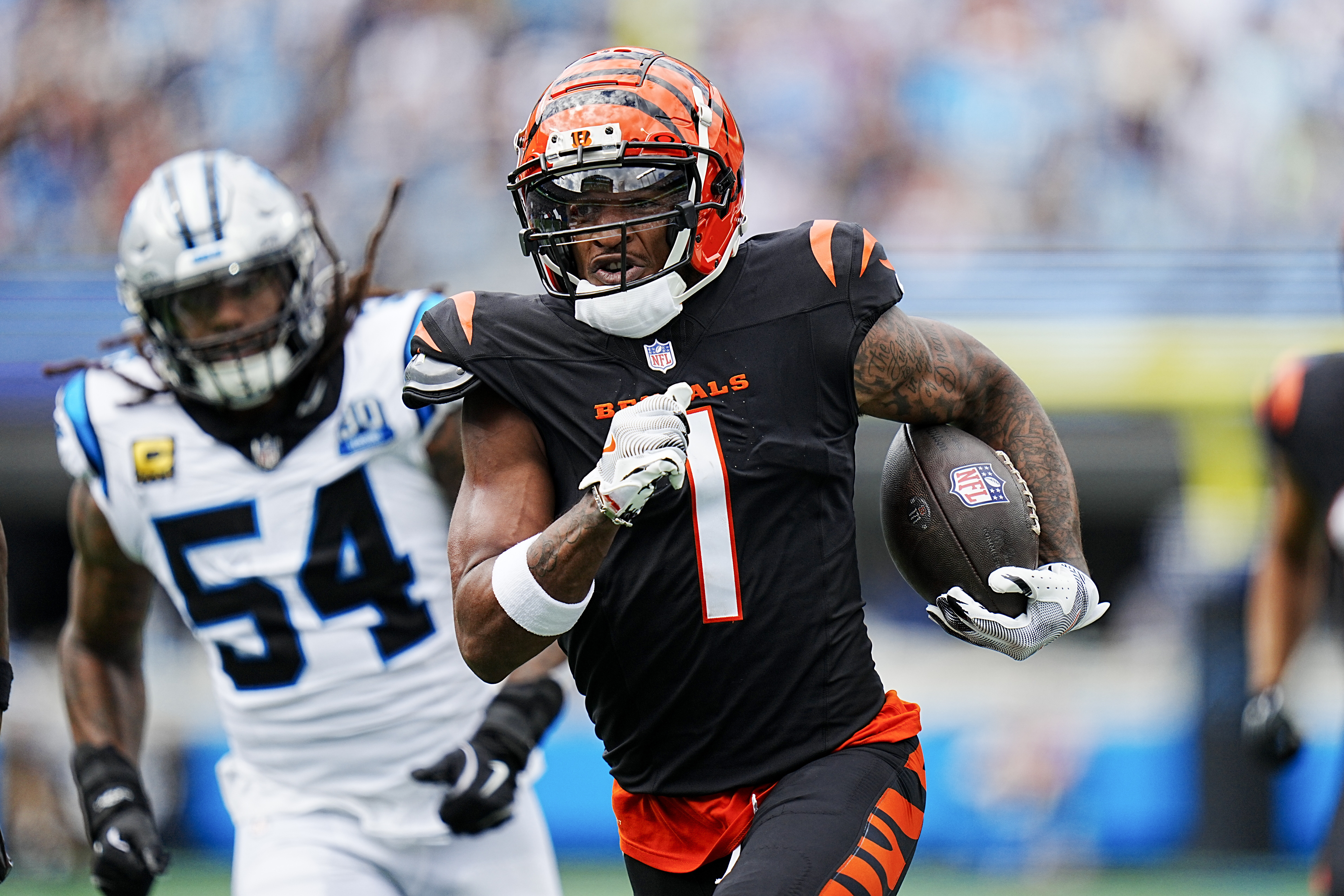 Joe Burrow throws for 2 TDs, Bengals hold on to beat Panthers 3424 for