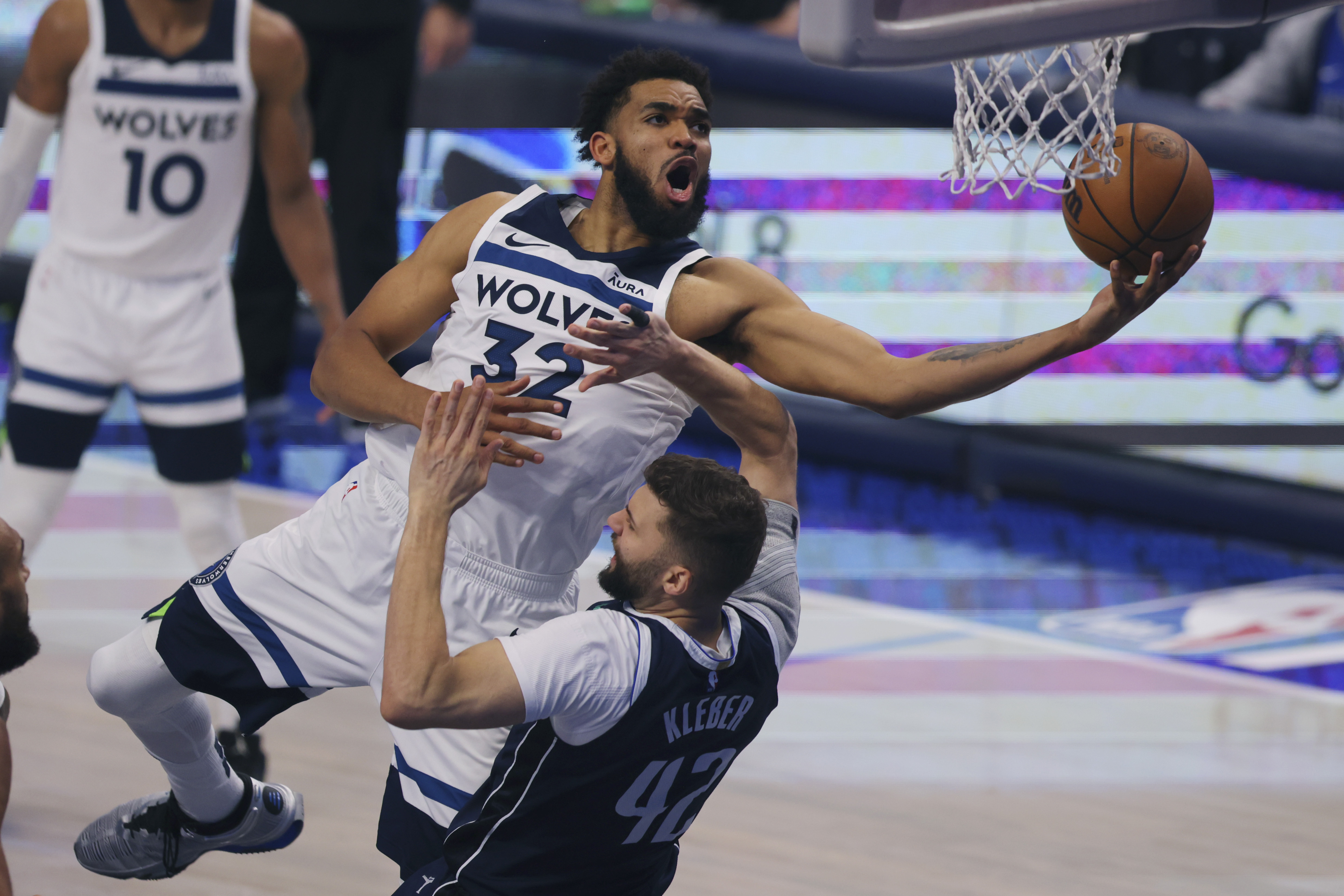 Knicks add Karl-Anthony Towns from Timberwolves after completing three-team trade with Hornets