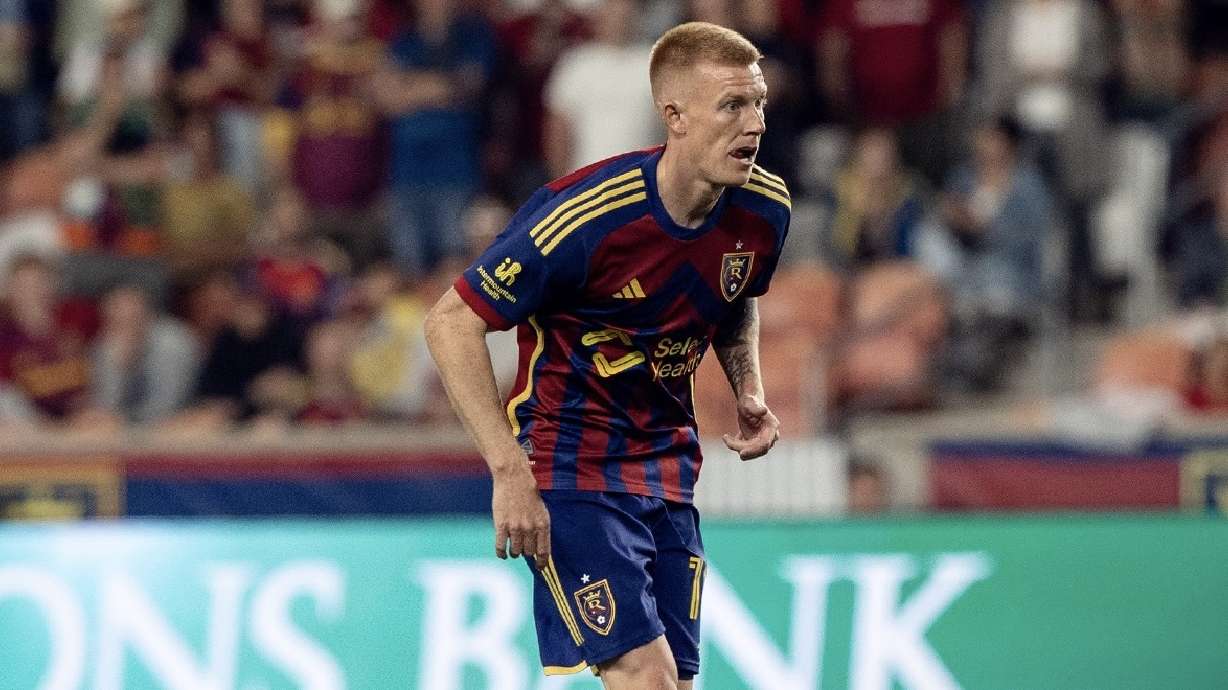 Justen Glad looks to pass the ball against Minnesota United.