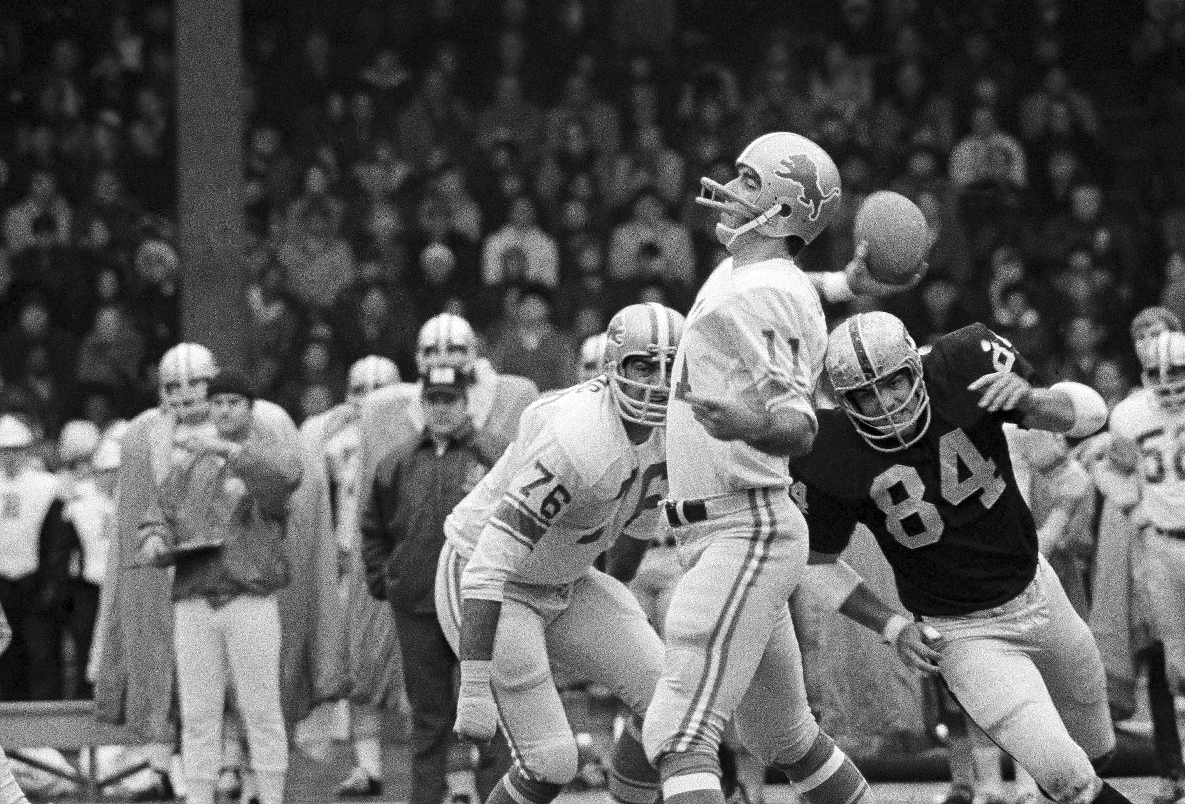 FILE - Detroit Lions quarterback Greg Landry looks for Chuck Walton somewhere downfield during an NFL football game against the Oakland Raiders in Detroit, Nov. 26, 1970.