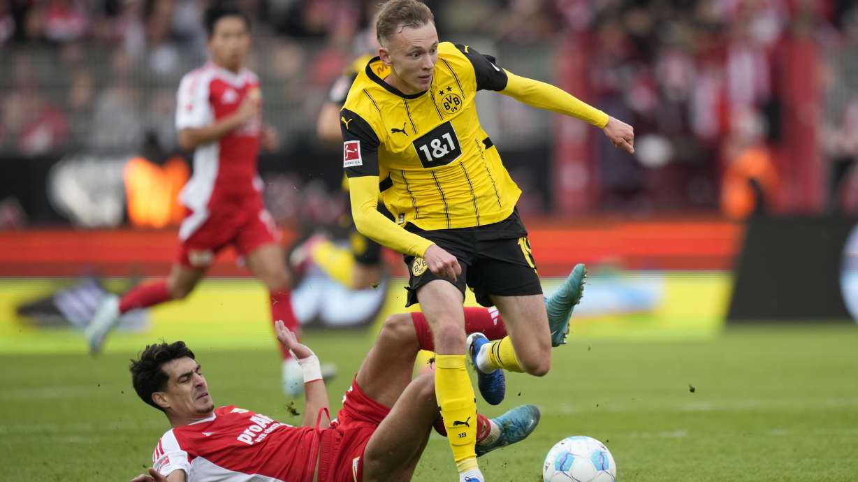 Dortmund's Maximilian Beier outruns Union's Diogo Leite during the Bundesliga soccer match between Union Berlin and Borussia Dortmund in Berlin, Germany, on Saturday, Oct. 5, 2024.