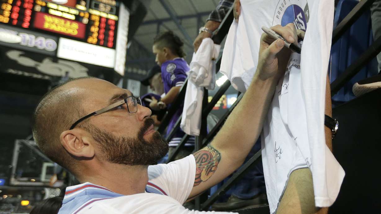 FILE - Former Sacramento Kings player Scot Pollard signs an autograph during the half time of the Kings NBA basketball game against the Oklahoma City Thunder, Saturday, April 9, 2016, in Sacramento, Calif. NBA champion and "Survivor" contestant Scot Pollard has had a heart transplant, his wife said on social media on Friday, Feb. 16, 2024.
