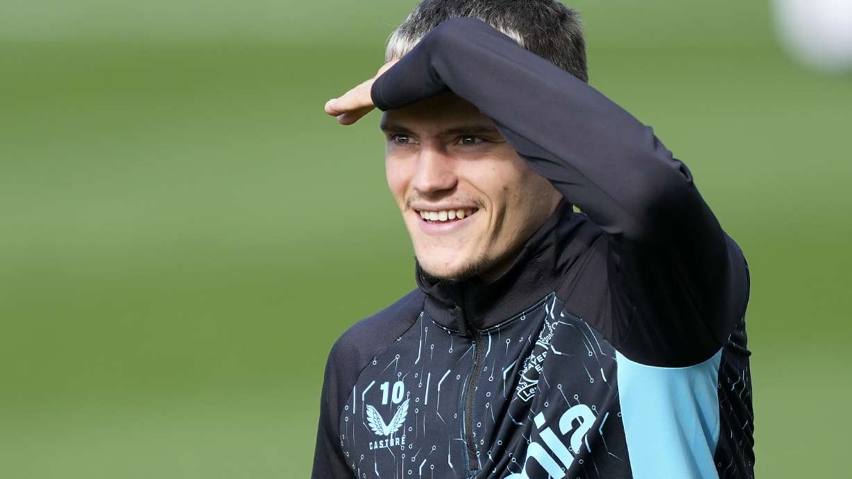 Leverkusen's Florian Wirtz watches during a training session ahead of the Champions League opening phase soccer match between Bayer Leverkusen and AC Milan in Leverkusen, Monday, Sept. 30, 2024.