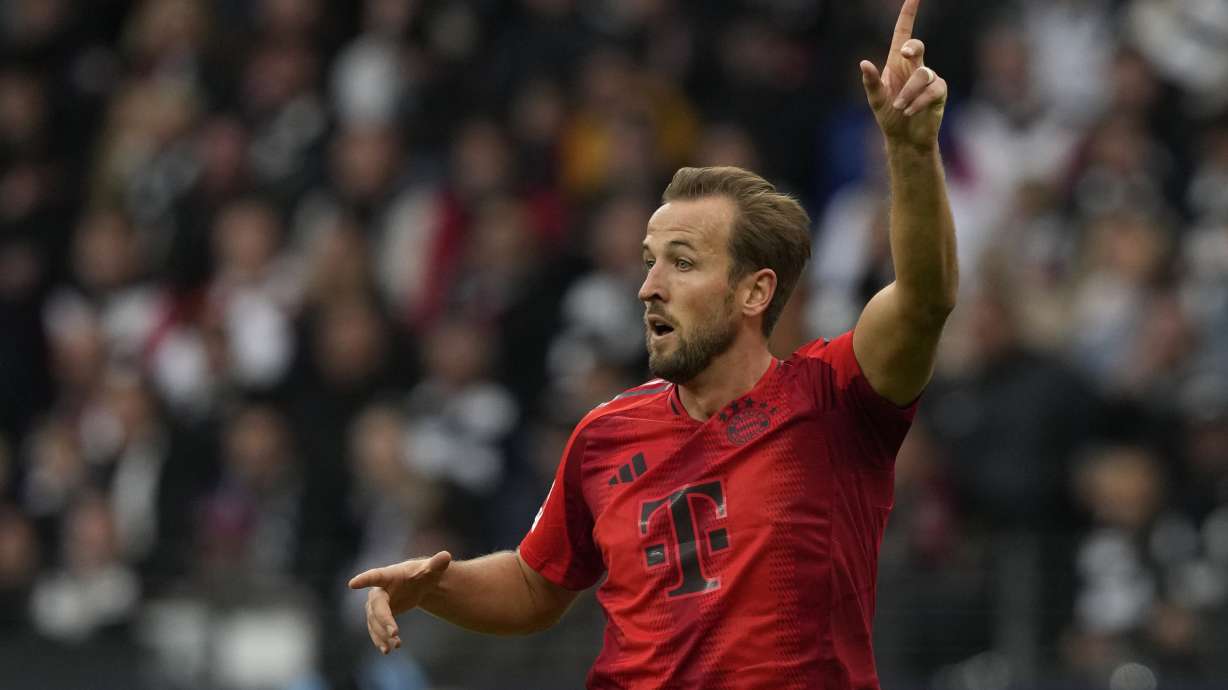 Bayern's Harry Kane gestures during the German Bundesliga soccer match between Eintracht Frankfurt and Bayern Munich in Frankfurt, Germany, Sunday, Oct. 6, 2024.