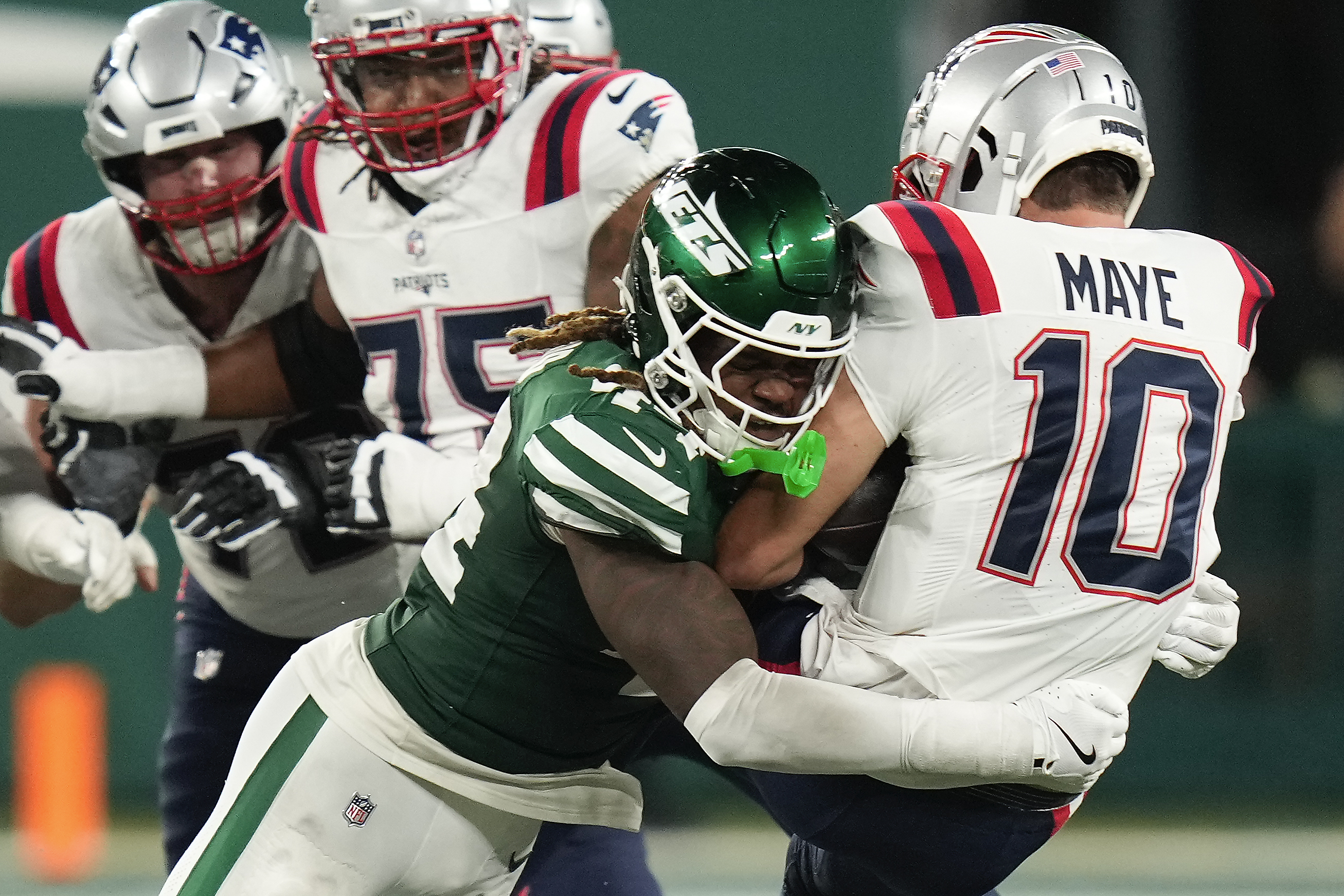 Drake Maye gets shot as Patriots starting QB against Houston's tough defense