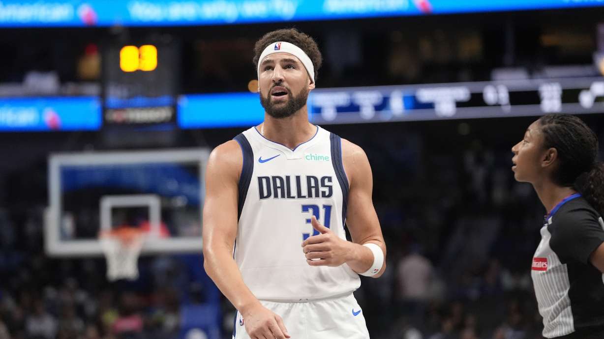 Dallas Mavericks guard Klay Thompson (31) looks up from the court during the first half of a preseason NBA basketball game against the Utah Jazz, Thursday, Oct. 10, 2024, in Dallas.