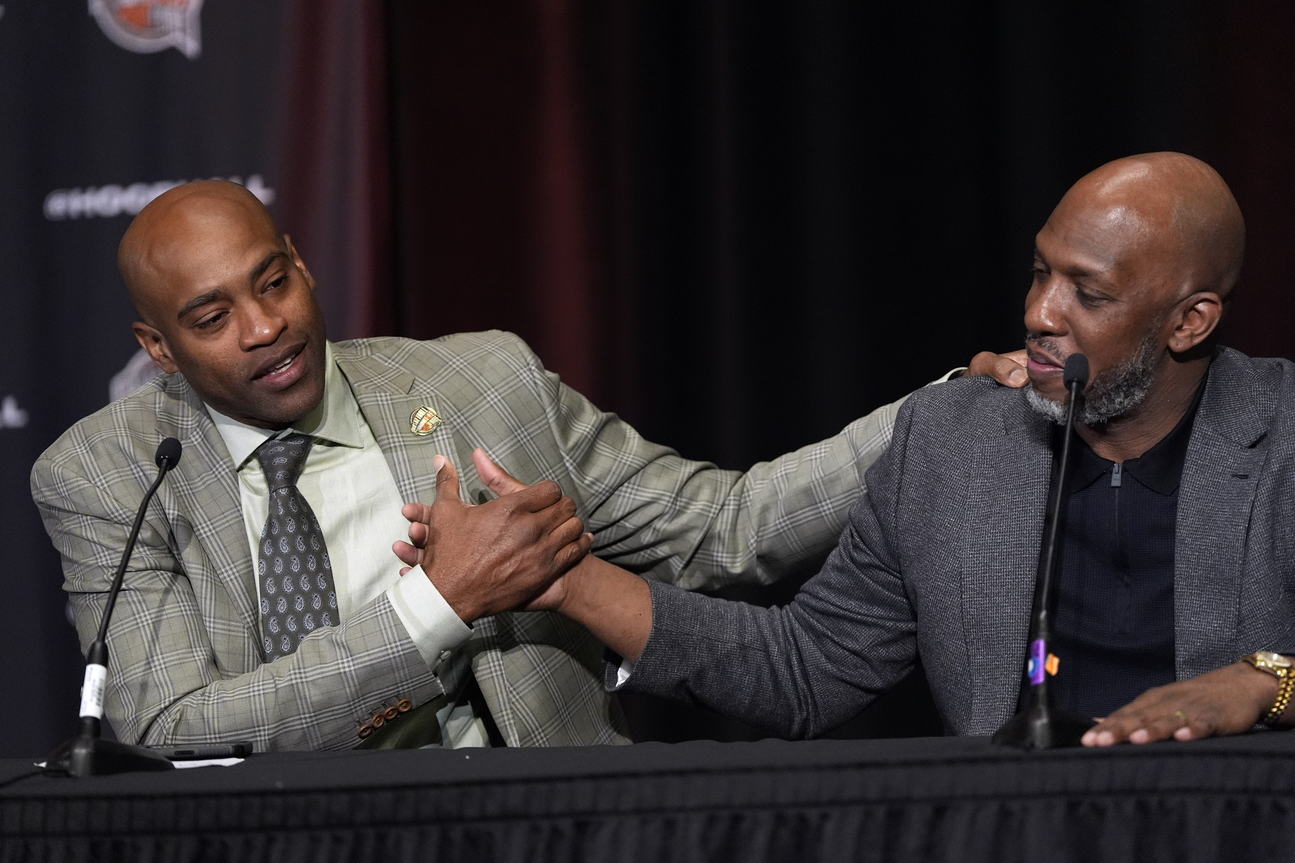 FILE - Vince Carter, left, and Chauncey Billups shake hands during a news conference for The Naismith Basketball Hall of Fame at the NCAA college basketball tournament, Saturday, April 6, 2024, in Phoenix.