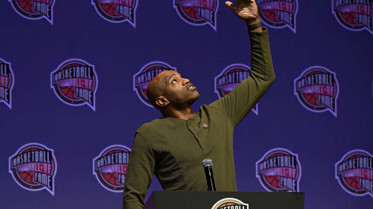 Basketball Hall of Fame Class of 2024 inductee Vince Carter gestures during a hall of fame news conference at Mohegan Sun, Saturday, Oct. 12, 2024, in Uncasville, Conn.