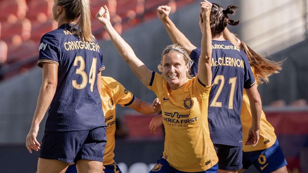 Cloe Lacasse celebrates a goal against Seattle Reign FC.
