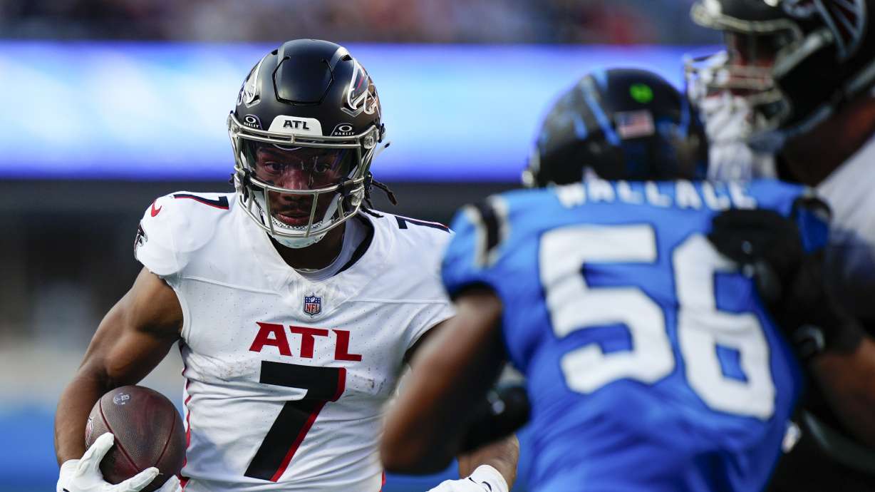 Atlanta Falcons running back Bijan Robinson (7) runs the ball in the first half of an NFL football game against the Carolina Panthers in Charlotte, N.C., Sunday, Oct. 13, 2024.