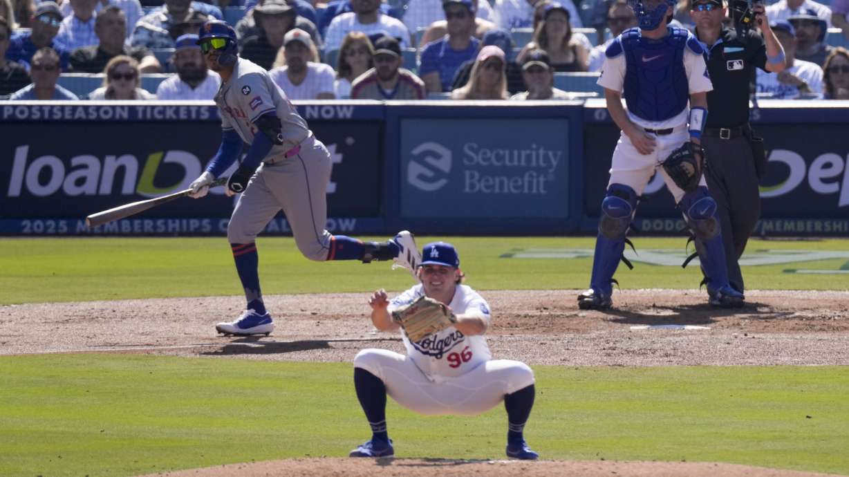 New York Mets' Mark Vientos, left, follows his grand slam home run as Los Angeles Dodgers relief pitcher Landon Knack, center, watches along with catcher Will Smith during second inning in Game 2 of a baseball NL Championship Series, Monday, Oct. 14, 2024, in Los Angeles.