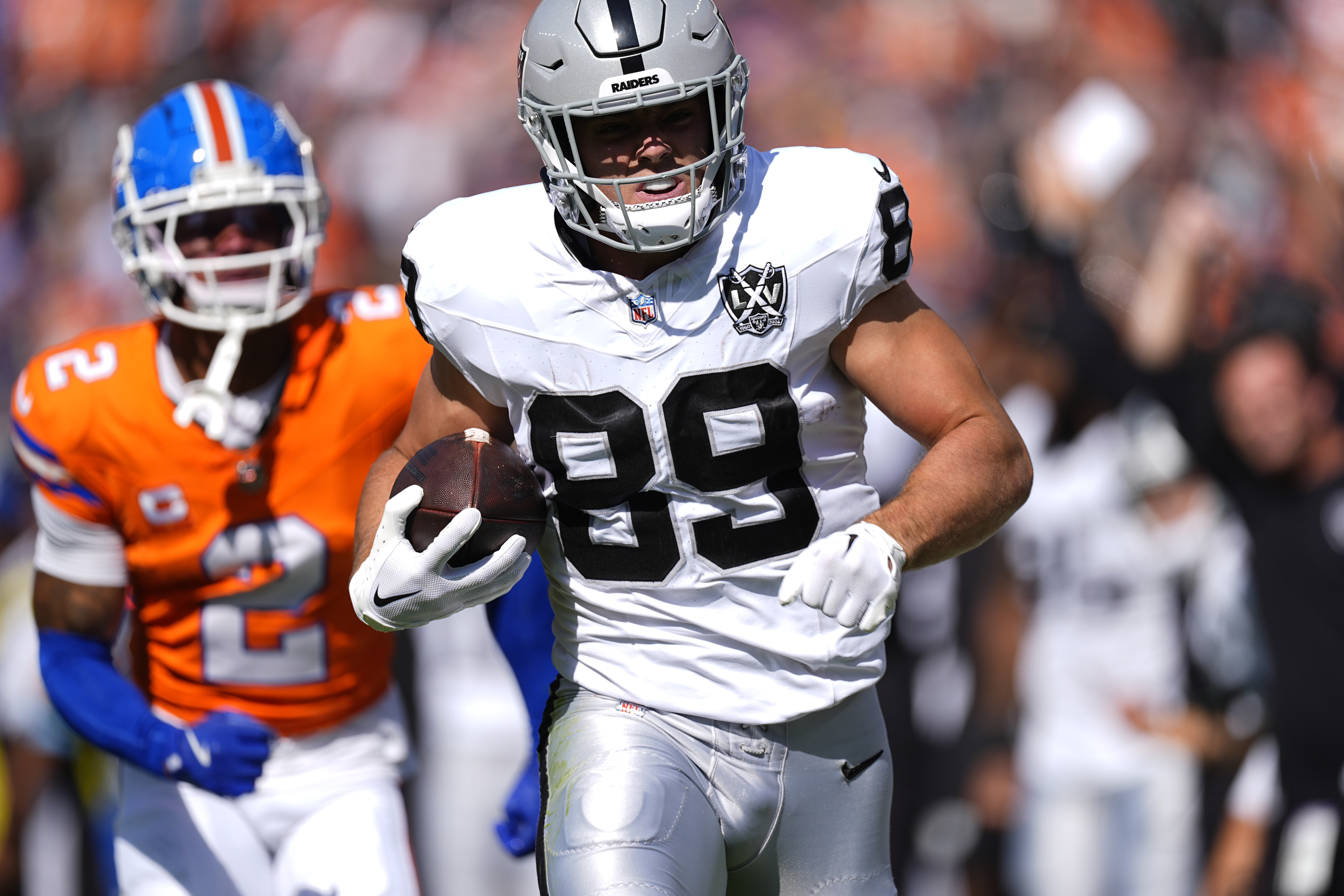 Las Vegas Raiders tight end Brock Bowers (89) rushes after a 57-yard reception for a touchdown during the first half of an NFL football game against the Denver Broncos, Sunday, Oct. 6, 2024, in Denver.