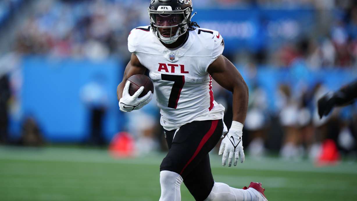 Atlanta Falcons running back Bijan Robinson (7) runs the ball in the first half of an NFL football game against the Carolina Panthers in Charlotte, N.C., Sunday, Oct. 13, 2024.