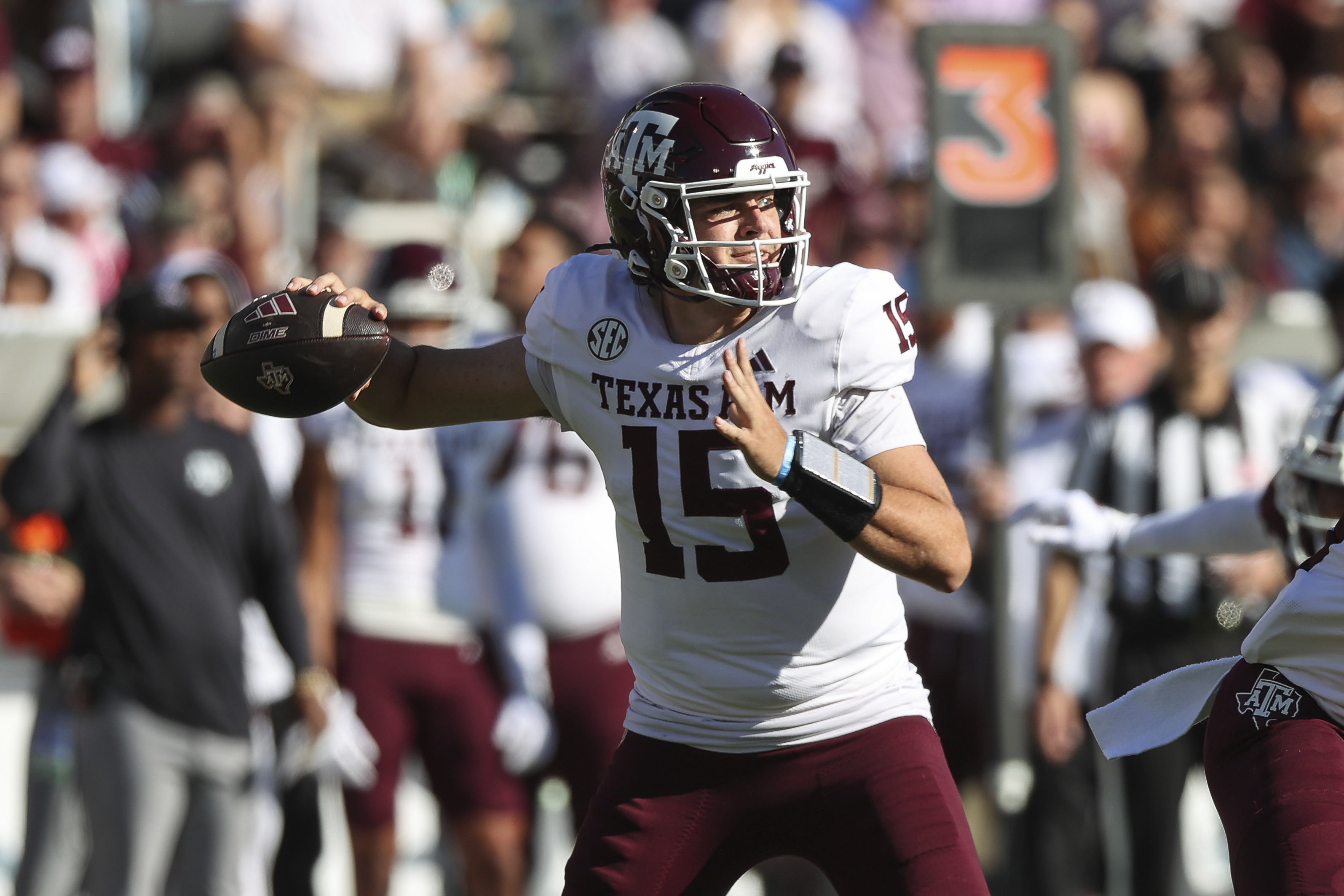 Moss scores 2 TDs as Texas A&M beats Mississippi State 34-24 for its 6th straight win