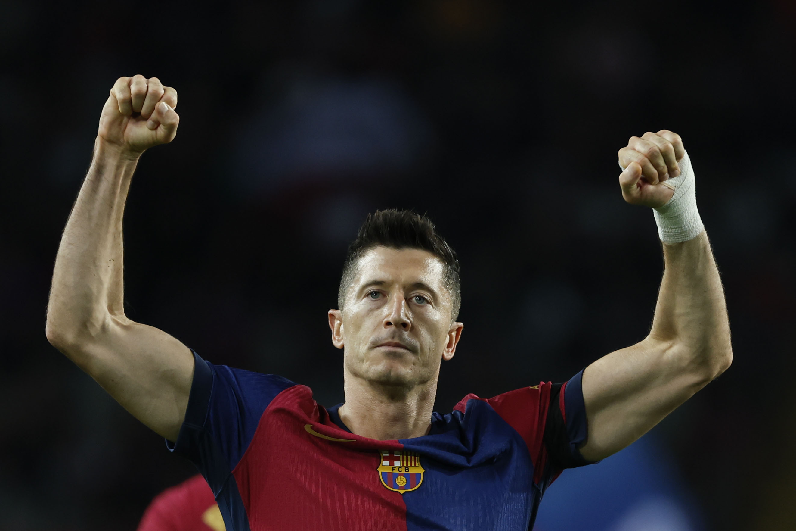 Lewandowski extends scoring streak as Barcelona routs Sevilla ahead of 'clasico' against Real Madrid