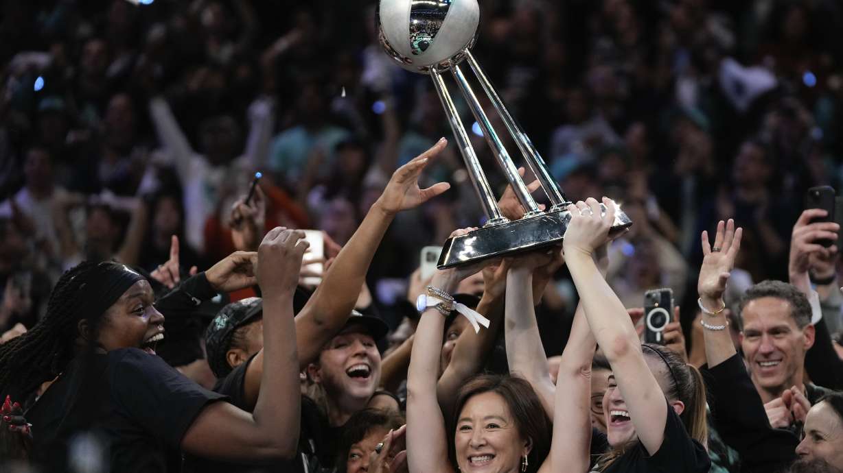The New York Liberty hold up the championship trophy after defeating the Minnesota Lynx in Game 5 of the WNBA basketball final series, Sunday, Oct. 20, 2024, in New York.