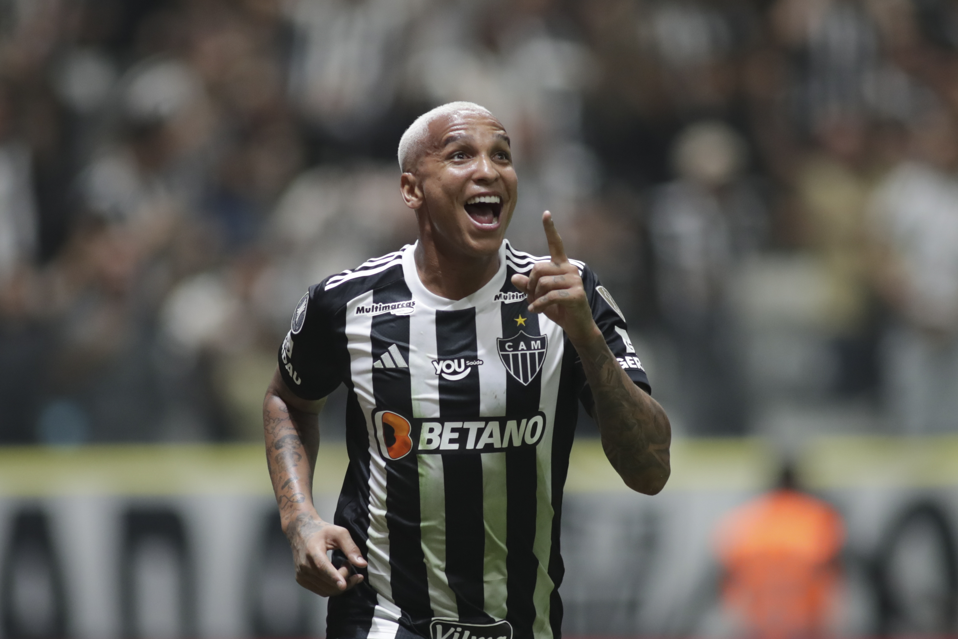 Deyverson of Brazil's Atletico Mineiro celebrates after scoring his side's opening goal against Argentina's River Plate during a Copa Libertadores semifinal first leg soccer match at MRV arena in Belo Horizonte, Brazil, Tuesday, Oct. 22, 2024.