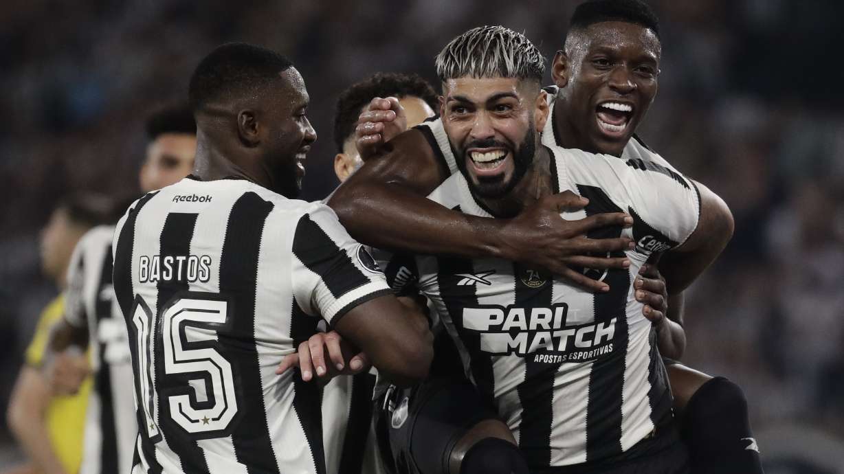 Alexander Barboza of Brazil's Botafogo, right, celebrates with teammates after scoring his side's second goal against Uruguay's Penarol during a Copa Libertadores semifinal first leg soccer match at Nilton Santos stadium in Rio de Janeiro, Wednesday, Oct. 23, 2024.