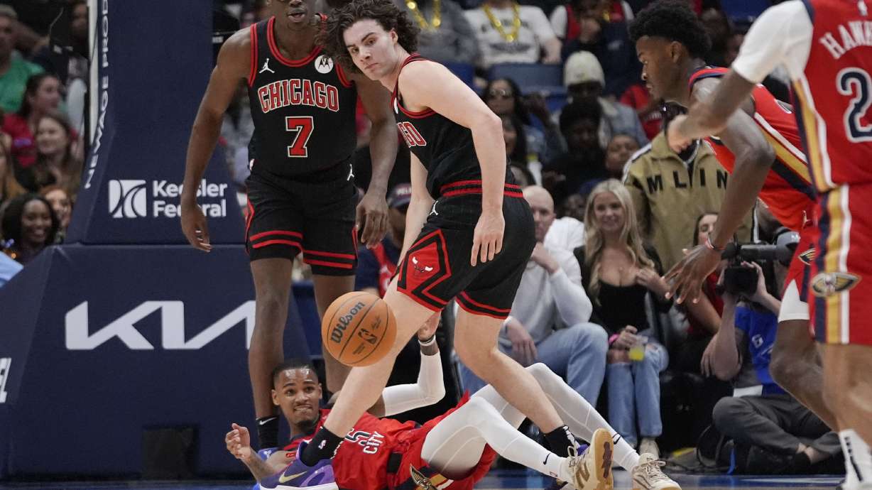 New Orleans Pelicans guard Dejounte Murray (5) passes a loose ball away from Chicago Bulls forward Jalen Smith (7) and guard Josh Giddey in the second half of an NBA basketball game in New Orleans, Wednesday, Oct. 23, 2024. The Pelicans won 123-111.