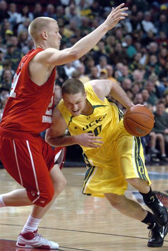 Taylor scores 20 points to lead No. 19 Oregon to 75-64 victory over