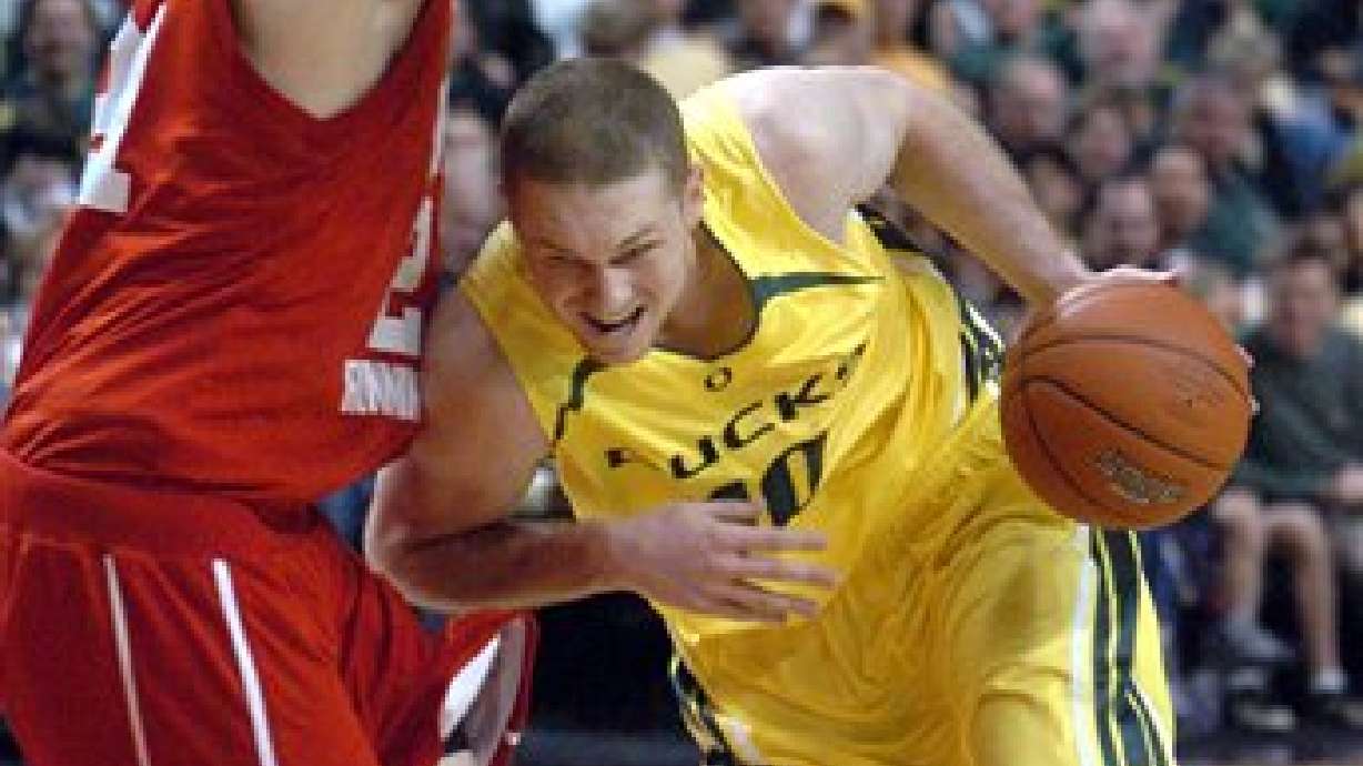 Taylor scores 20 points to lead No. 19 Oregon to 75-64 victory over