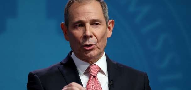 Curtis poised to replace Romney with 35-percentage point lead in new poll