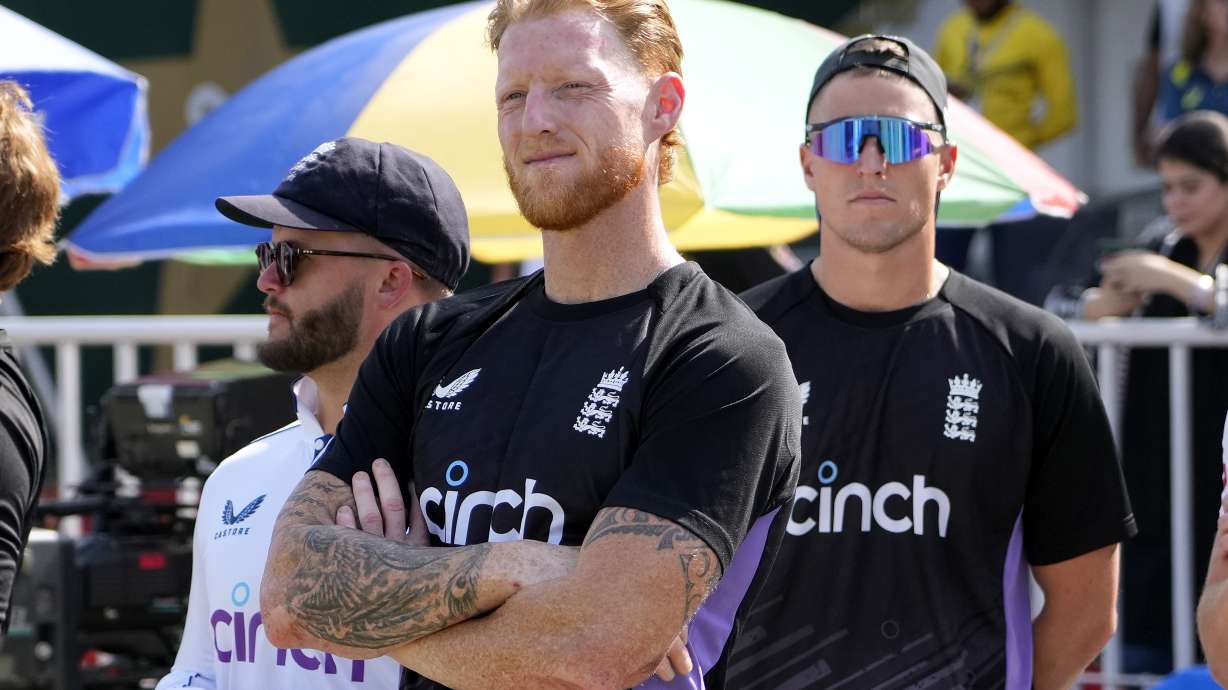 England's Ben Stokes, center, and teammates stand in a awarding ceremony on the end of third test cricket match between Pakistan and England, in Rawalpindi, Pakistan, Saturday, Oct. 26, 2024.