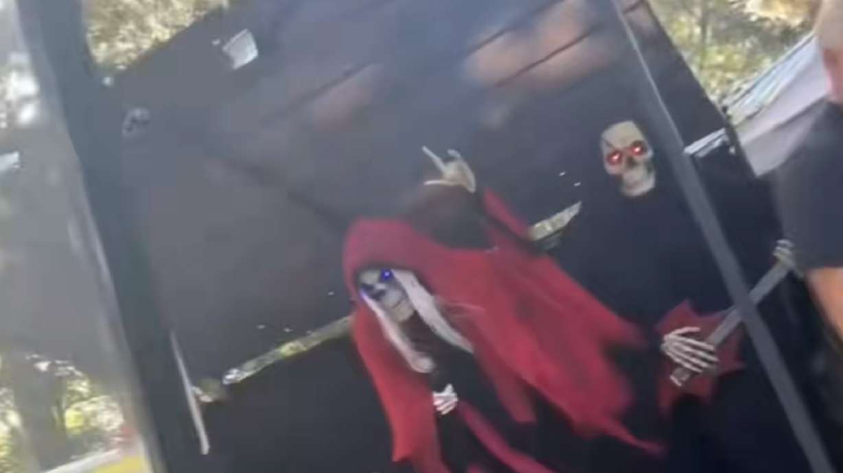 An animatronic spooky band plays the song "Jesus Loves Me" for a little girl.