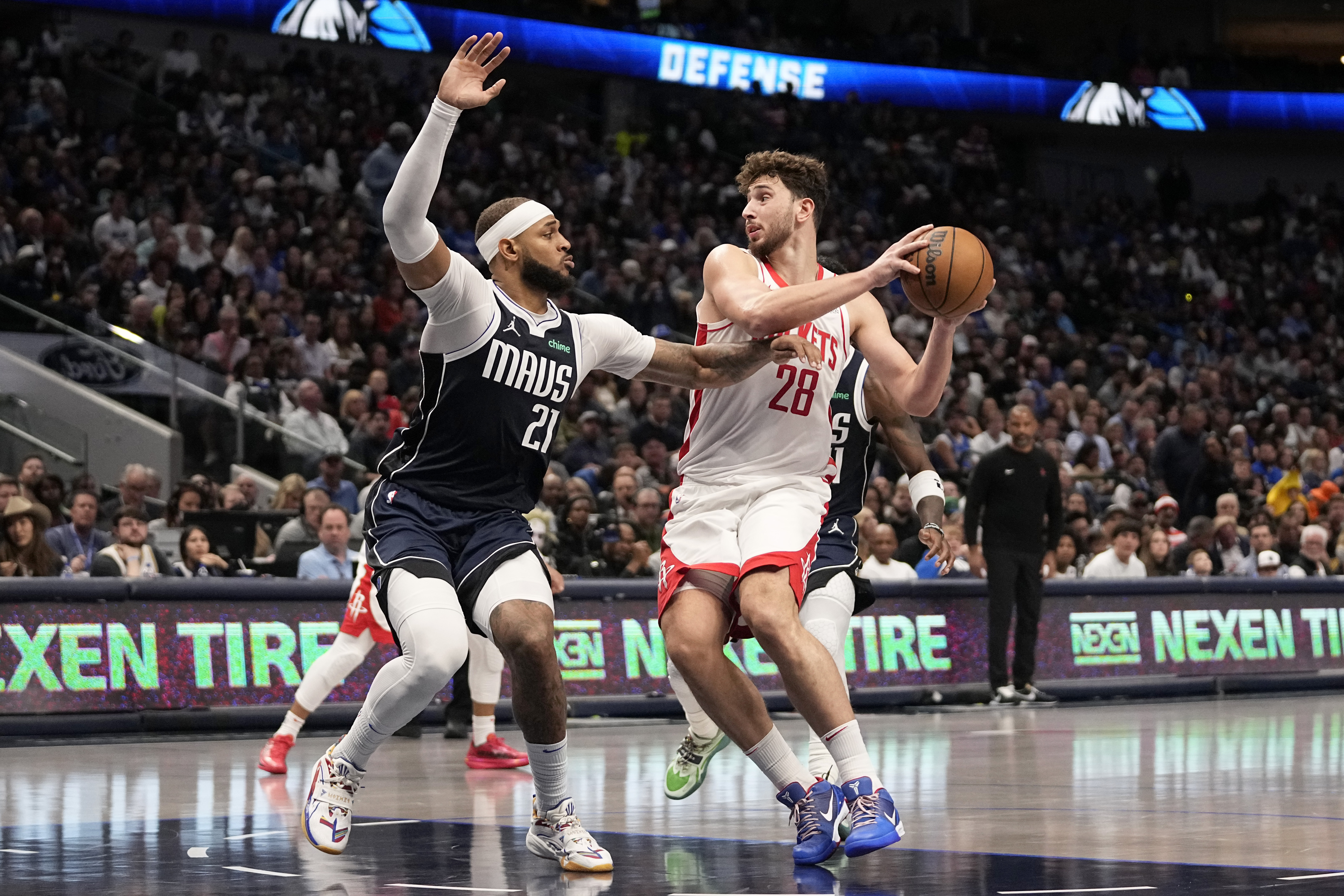 Houston Rockets' Alperen Sengun (28) drives to the basket against Dallas Mavericks' Daniel Gafford (21) in the first half of an NBA basketball game in Dallas, Thursday, Oct. 31, 2024.