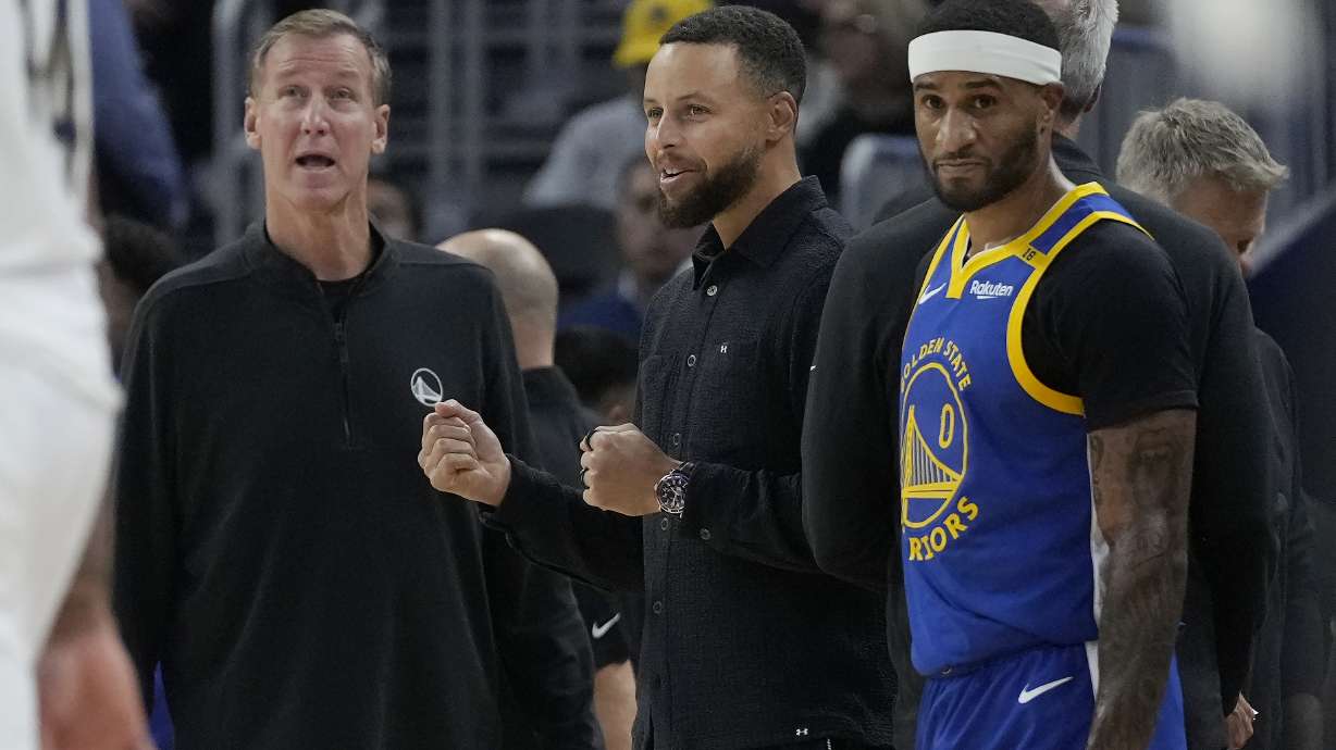 Golden State Warriors assistant coach Terry Stotts, left, stands next to injured guard Stephen Curry, middle, and guard Gary Payton II (0) during a timeout in the first half of an NBA basketball game against the New Orleans Pelicans in San Francisco, Wednesday, Oct. 30, 2024.